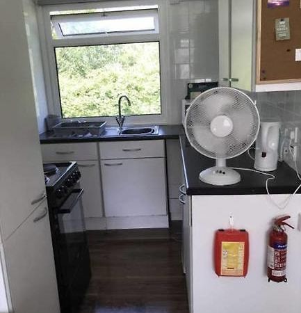 2 Bedroom Chalet Near The Beach Brading Exterior photo