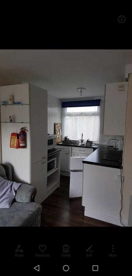 2 Bedroom Chalet Near The Beach Brading Exterior photo