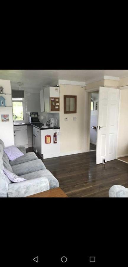 2 Bedroom Chalet Near The Beach Brading Exterior photo